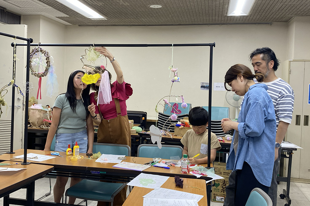 モビールづくりの様子